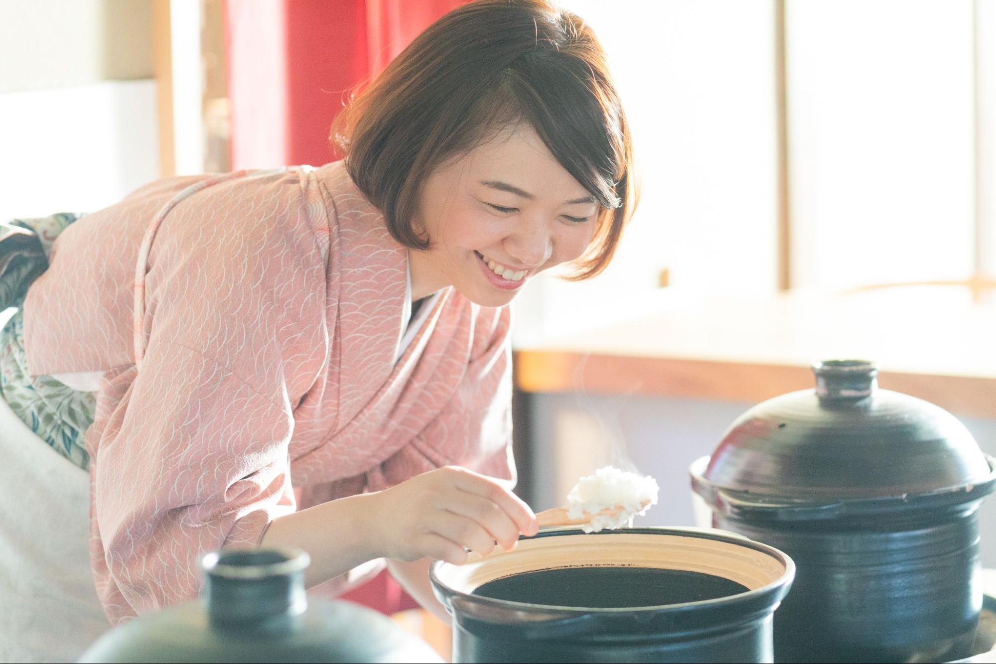 ちこ ごはんをよそう