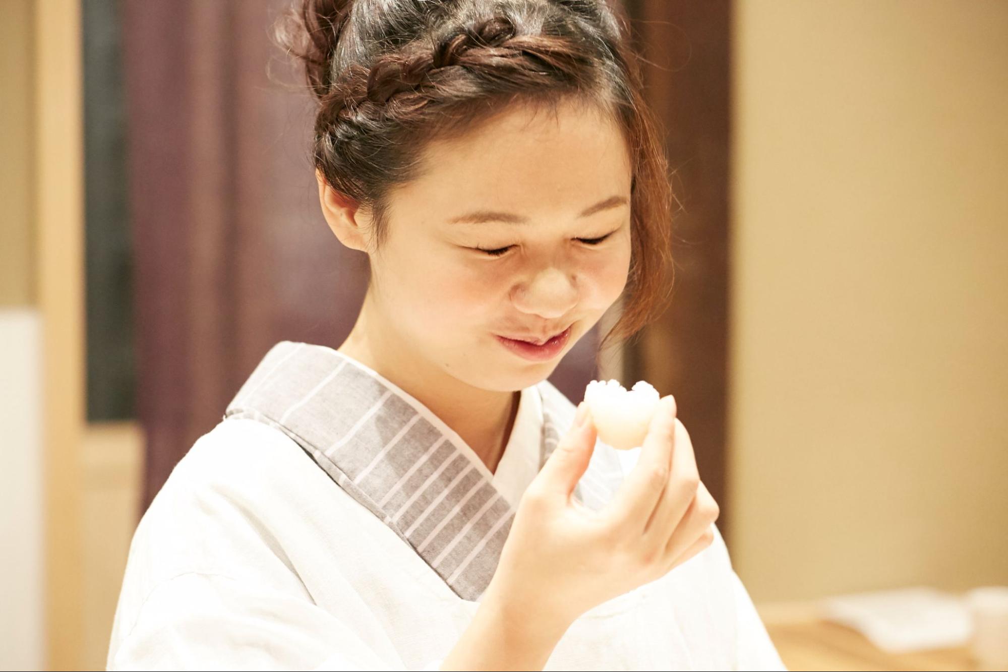 ちこ おむすびを握る